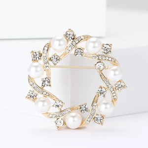 Elegant gold wreath brooch with white pearls and sparkling crystals for women's suit