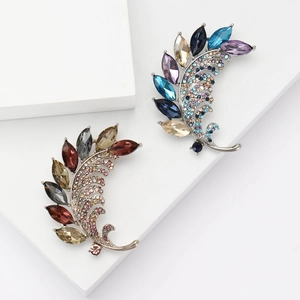 Élégante Broche en Alliage Strass Feuille Plume pour Femme Broche Cristal de Luxe pour Costume Robe Mariage Banquet Accessoires