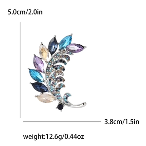 Dimensions de la broche feuille argentée avec strass bleus et violets, 5x3,8 cm