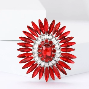 Squisita spilla a girasole con cristalli rossi e base in lega d'argento di lusso
