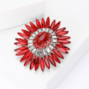 Squisita spilla a girasole in argento con strass rossi e cristalli su base bianca