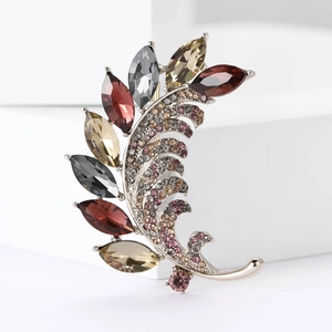 Broche plume élégante avec pierres bordeaux et strass scintillants pour les costumes