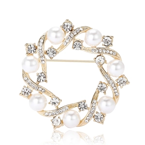 Exquisite gold alloy wreath brooch with white pearls and sparkling crystal rhinestones