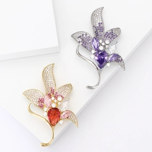 Elegante Spilla a Giglio per Donna in Rame con Zirconi Intarsiati per Completi Cheongsam Matrimonio Gioielli Regalo