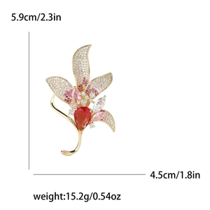 Dimensioni dettagliate della spilla giglio da 5,9 cm dorata con zirconi cubici
