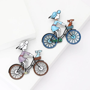 Creativa Spilla Ragazza in Bicicletta Con Cane in Lega Smaltata Pin Illustrazione Retrò Estetica Gioielli per Abbigliamento Regalo