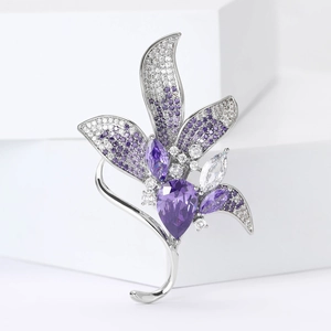 Elegante spilla a giglio con pietre di zirconia viola su base in metallo bianco