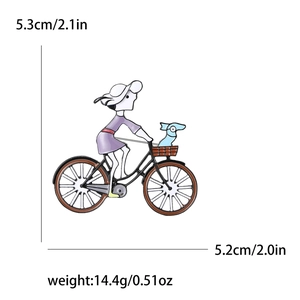Vista dettagliata della spilla ragazza in bici con dimensioni 5,3x5,2 cm e peso di 14,4 g