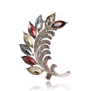 Broche élégante en forme de plume argentée avec cristaux multicolores et strass brillants