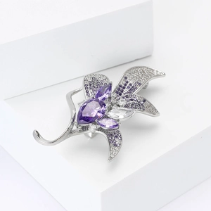 Elegante spilla a giglio in argento con cristallo viola e zirconi incastonati