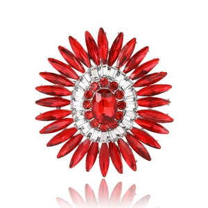 Squisita spilla girasole argento con gemme rosse marquise e pietra rubino centrale