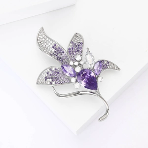 Elegante spilla a giglio in metallo argento con zirconi viola e cristalli lucidi