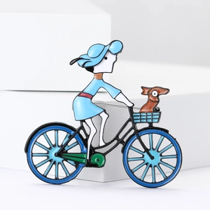 Spilla creativa di ragazza in bicicletta con bassotto e abito blu stile retrò