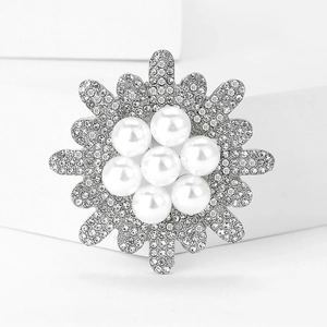 Detailansicht der Sonnenblumen-Brosche mit weißen Perlen und funkelnden Strass-Blütenblättern
