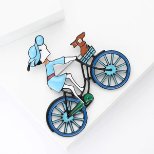 Spilla creativa in acrilico con ragazza in abito blu in bicicletta con un cagnolino