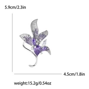 Elegante spilla a giglio con cristalli di zirconia viola e bianchi, altezza 5,9 cm