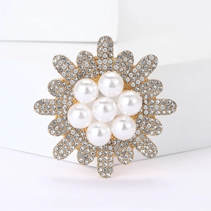 Eleganter goldener Blumen-Brosche mit weißen Perlen und funkelnden Strass-Blütenblättern