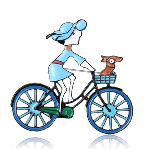Spilla artistica in acrilico con ragazza in bicicletta e un cagnolino, stile cartone animato