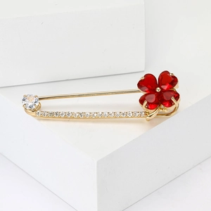 Broche épingle trèfle dorée élégante avec cristaux rouges et zircons blancs