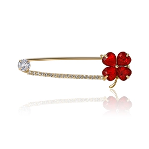 Élégante broche trèfle dorée avec cristaux de cœur rouges et zircons scintillants