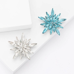 Creative Luxury Alloy Snowflake Star Brooch With Marquise Rhinestones Elegant Star Shape Pin For Women Cardigan Shirt Accessory