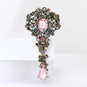 Dettagli della spilla floreale vintage dorata con strass rosa e design stile barocco