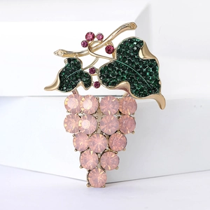 Dettaglio della spilla a grappolo d'uva in cristallo rosa con foglie di strass