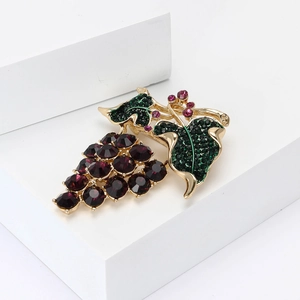 Squisita spilla a uva dorata con gemme viola e foglie di cristallo verde elegante