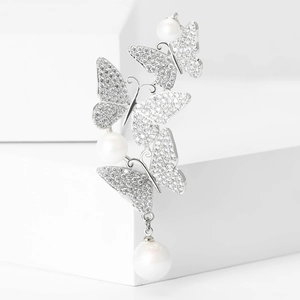Nahaufnahme der Schmetterling Brosche mit Zirkonia-Mikropflaster und Perlenbesatz