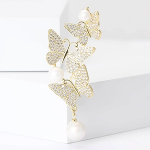 Eleganter Schmetterling-Brosche Gold mit Zirkonia und Perlen auf weißem Sockel
