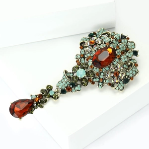 Dettaglio della spilla in lega retrò con strass vintage e un grande pendente a goccia