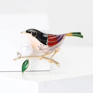 Élégante broche moineau en émail coloré avec perle blanche et cristal sur branche dorée