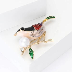 Broche moineau en émail raffiné avec une grande perle blanche sur branche dorée
