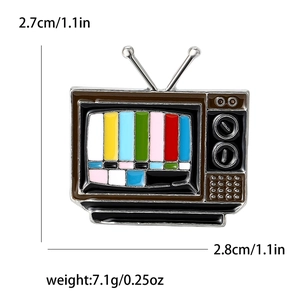 Broche téléviseur rétro en émail avec barres de couleur et antenne métallique