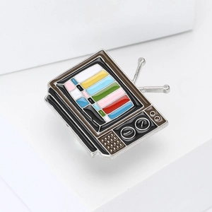 Broche en émail TV vintage avec écran coloré et détails d'antenne métalliques
