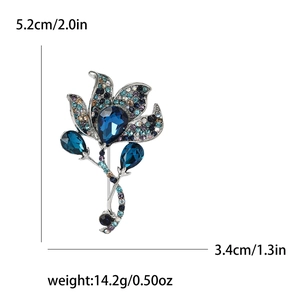 Calla lily flower brooch measurements showing 5.2cm length and 3.4cm width on white background