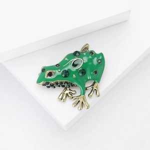 Élégante broche grenouille en émail vert avec strass et base en métal doré