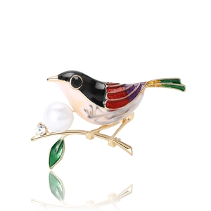 Broche moineau plaquée or exquise avec émail coloré, perle et détails en cristal