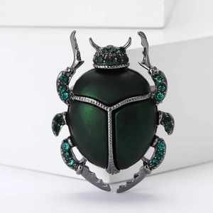 Spilla scarabeo in smalto verde elegante con strass per accessorio giacca da uomo