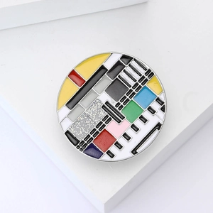 Vue détaillée de la broche TV en émail mosaïque aux motifs géométriques colorés