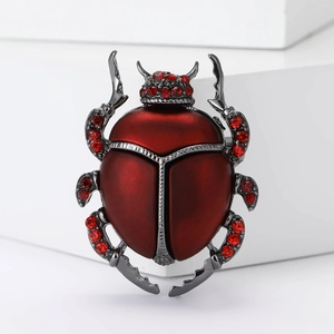 Spilla a forma di scarabeo rosso e nero con cristalli per abiti da uomo eleganti