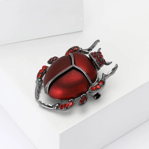 Elegante spilla a forma di scarabeo rosso con metallo nero e strass lucenti per abiti