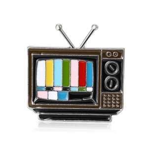 Broche téléviseur vintage en émail avec écran de signal coloré et détails rétro en alliage