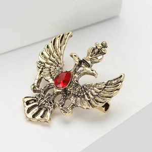 Broche de águila bicéfala vintage con cristal rojo y acabado en oro antiguo