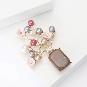 Broche branche en alliage doré élégante avec perles et fleurs en émail rose chic