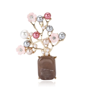 Broche élégante en alliage doré avec fleurs de prunier en perles et base motif marbre
