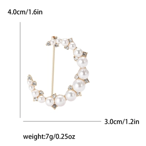 Élégante broche lune dorée avec perles blanches et cristaux sur fond blanc épuré