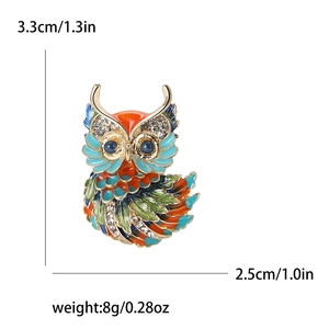 Vue détaillée de la broche hibou montrant les dimensions 3,3cm x 2,5cm et les détails