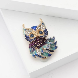 Broche chouette exquise avec émail multicolore et strass blancs sur base en alliage doré