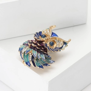 Broche chouette exquise avec dégradé d'émail et strass sur bloc géométrique blanc